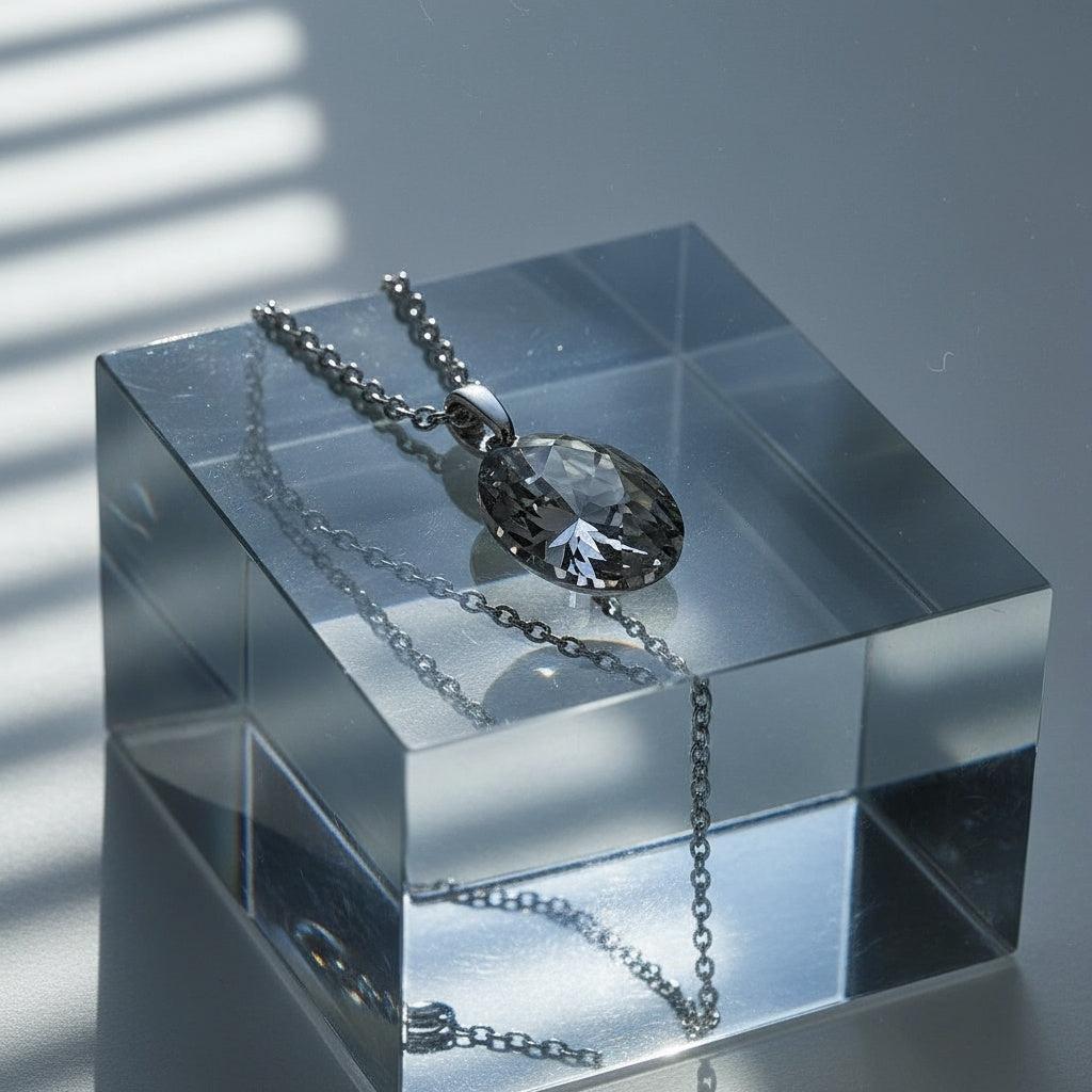 "Alenya" – Silberfarbene Halskette mit Swarovski-Anhänger (45+5 cm)