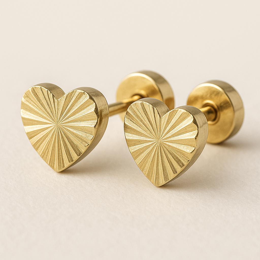 "Aliva" – Ohrstecker in Herzform mit Schraubverschluss-Goldharmonie