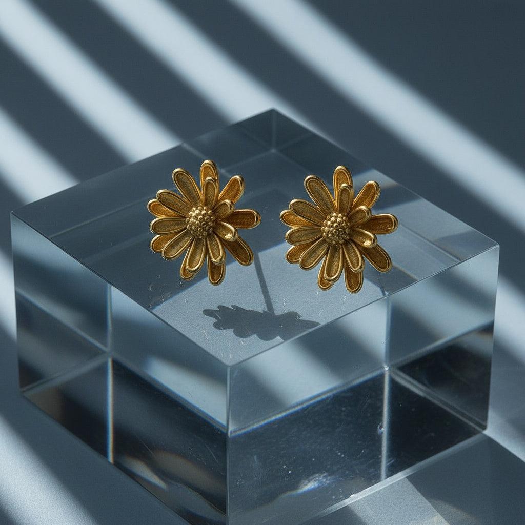 "Almira" – Goldfarbene Ohrstecker im Margeriten-Design (Vintage)
