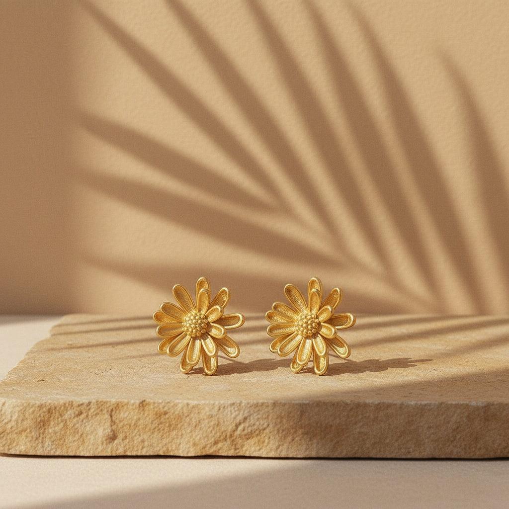 "Almira" – Goldfarbene Ohrstecker im Margeriten-Design (Vintage)