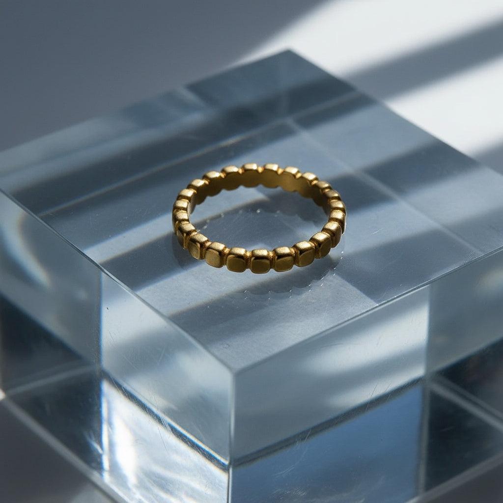 Almira - Goldfarbener Ring mit kreisförmigem Glieddesign