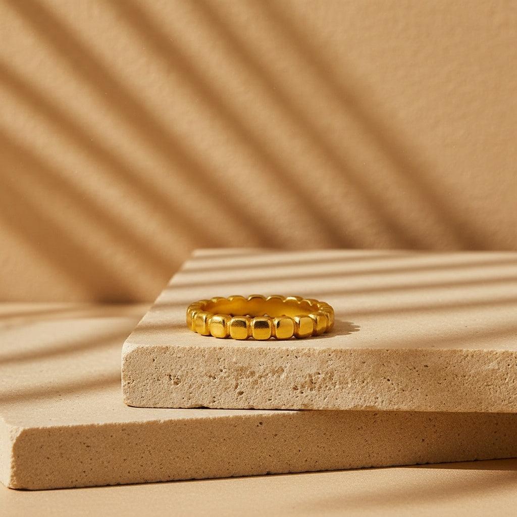 Almira - Goldfarbener Ring mit kreisförmigem Glieddesign