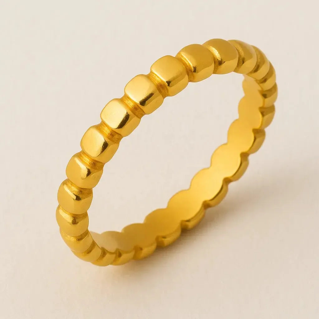 "Almira" – Goldfarbener Ring mit kreisförmigem Glieddesign