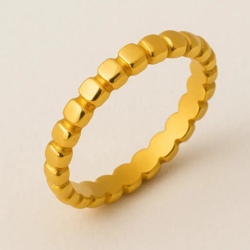 "Almira" – Goldfarbener Ring mit kreisförmigem Glieddesign