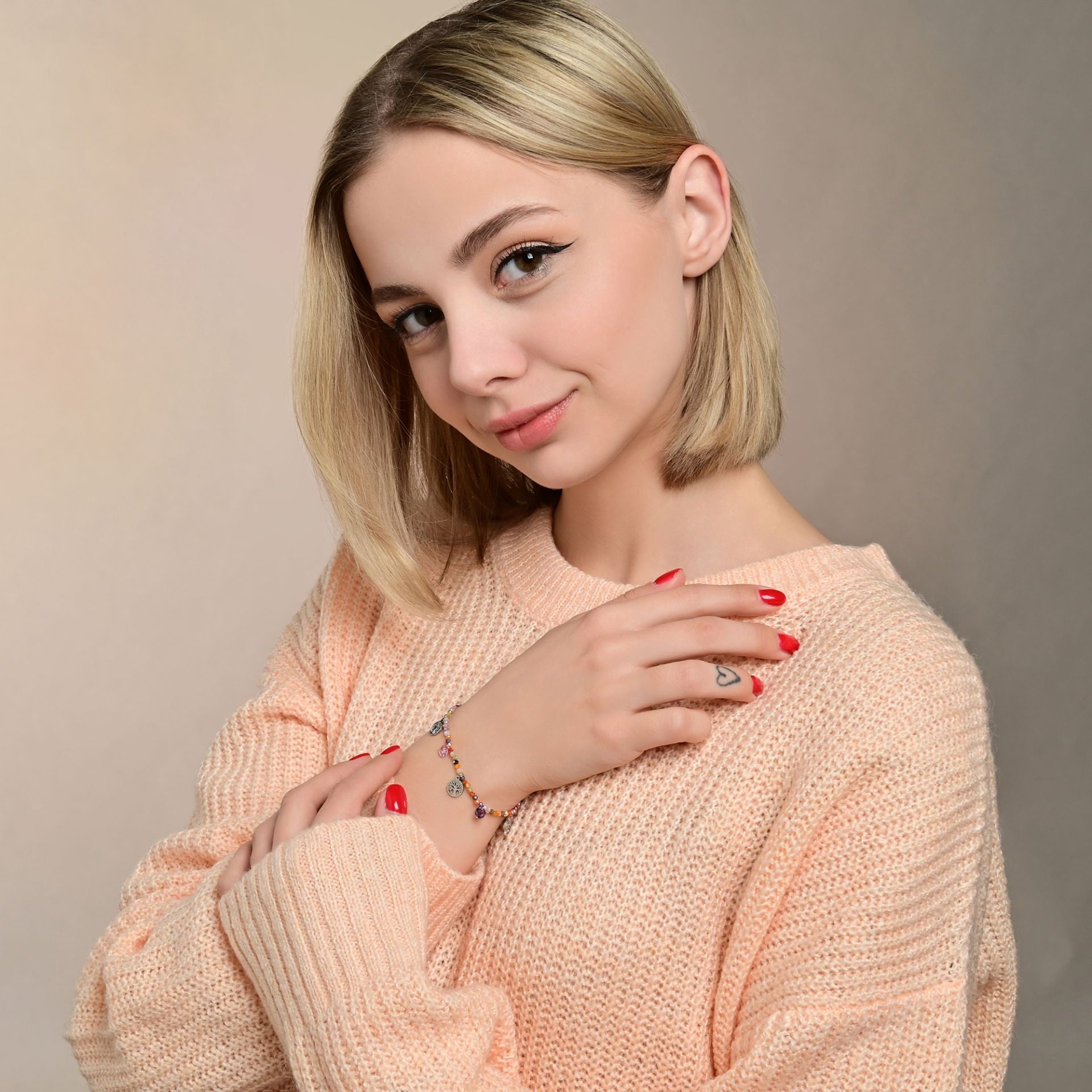 "Alviana" – Armband mit bunten Perlen und Lebensbaumanhänger