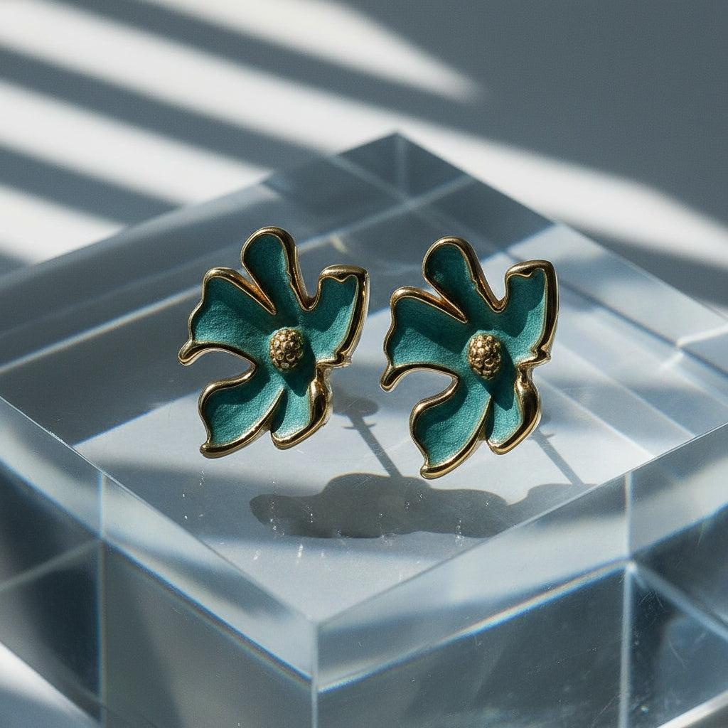 "Amarille" – Goldfarbene Ohrstecker mit Emailleblüte