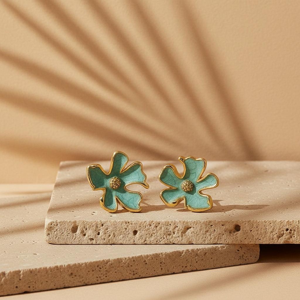 "Amarille" – Goldfarbene Ohrstecker mit Emailleblüte