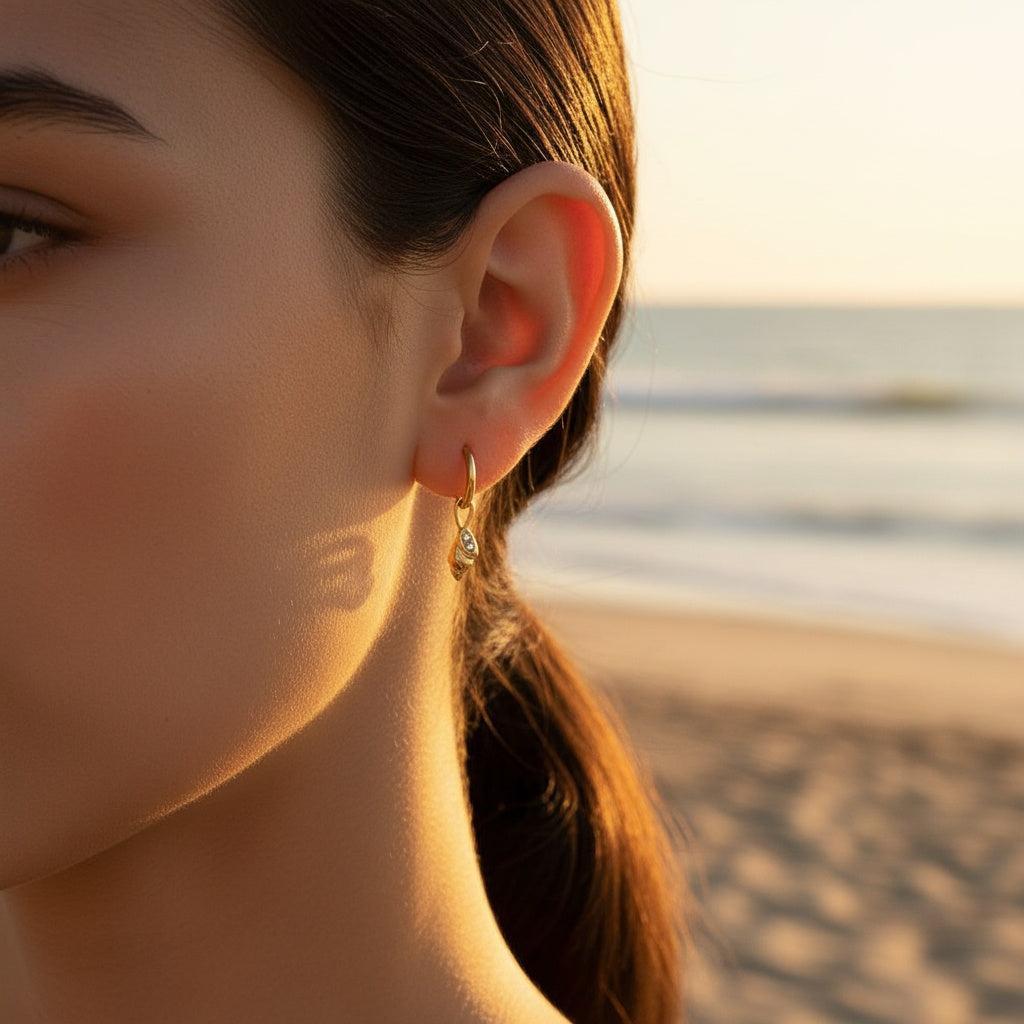 „Arinira“ Conch And Diamond Ohrringe
