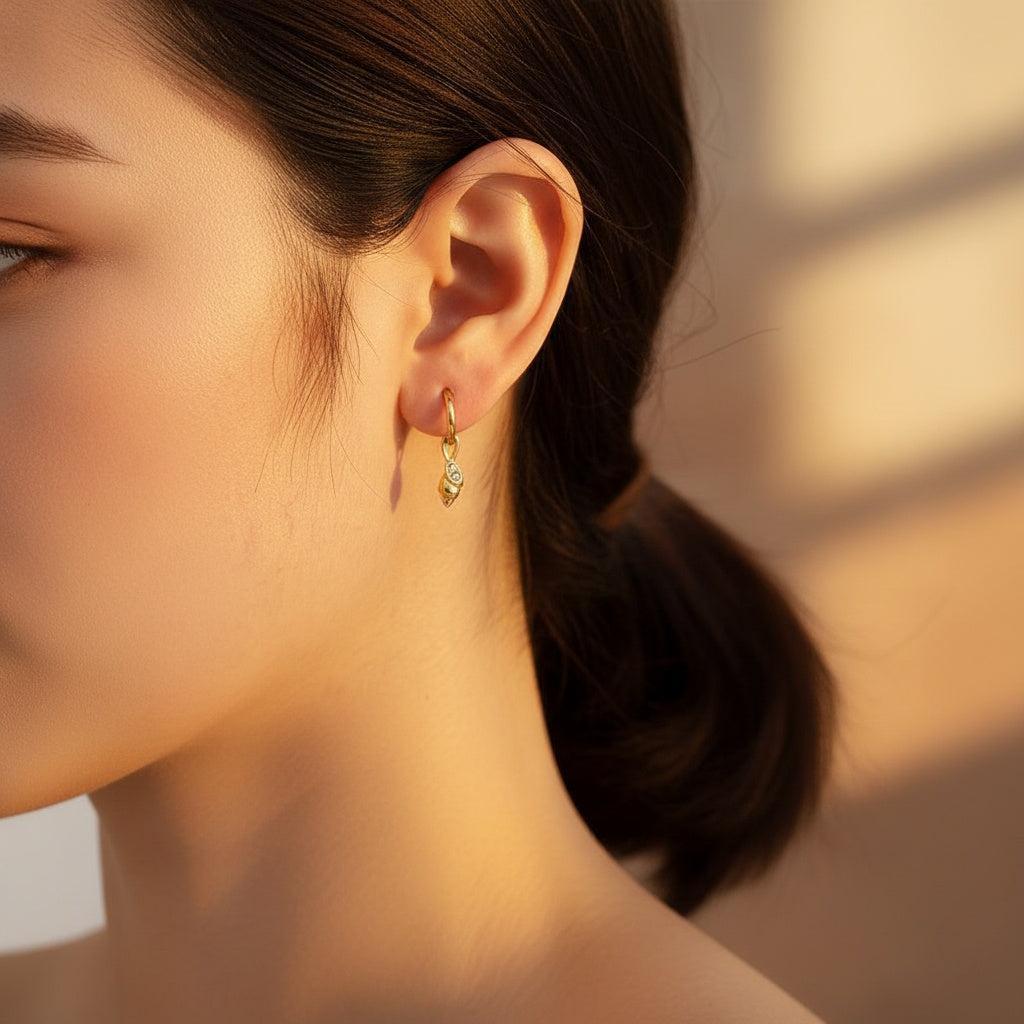 „Arinira“ Conch And Diamond Ohrringe