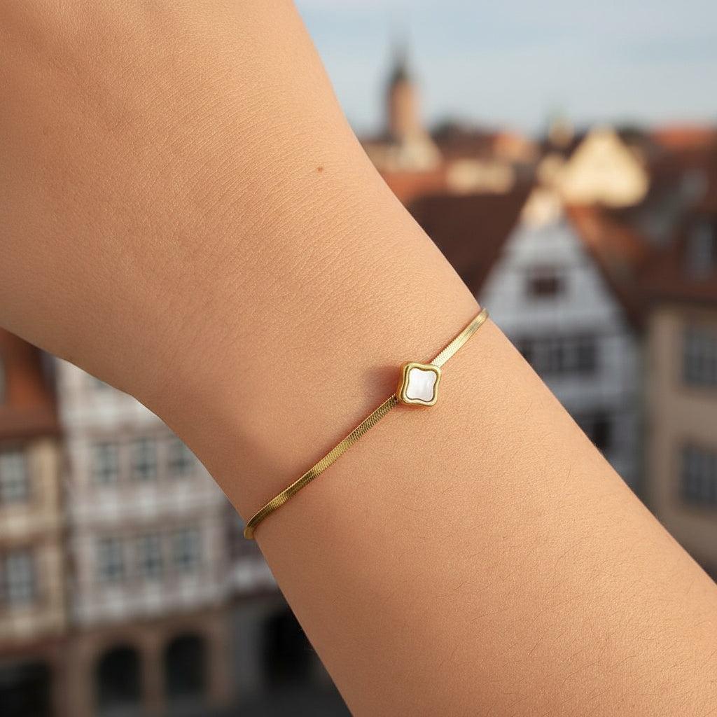 „Arinira“ Shell Flower Armband