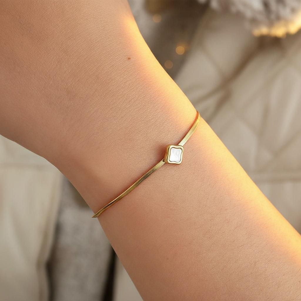 „Arinira“ Shell Flower Armband