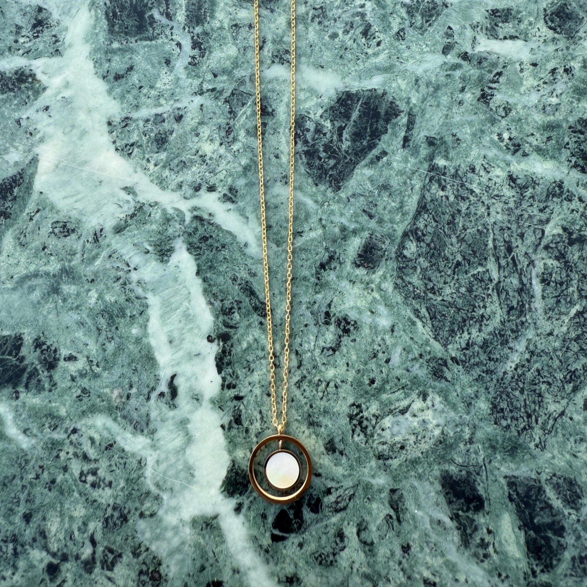 "Aurevia" – Goldfarbene Halskette mit Perlmutt-Anhänger im Mond-Design