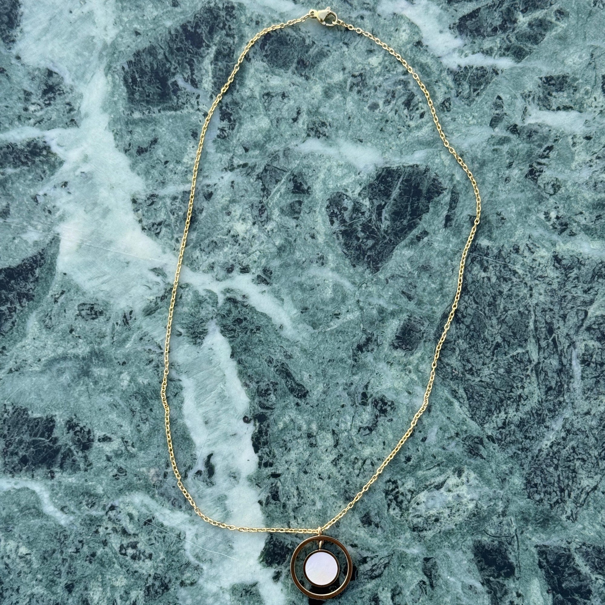 "Aurevia" – Goldfarbene Halskette mit Perlmutt-Anhänger im Mond-Design