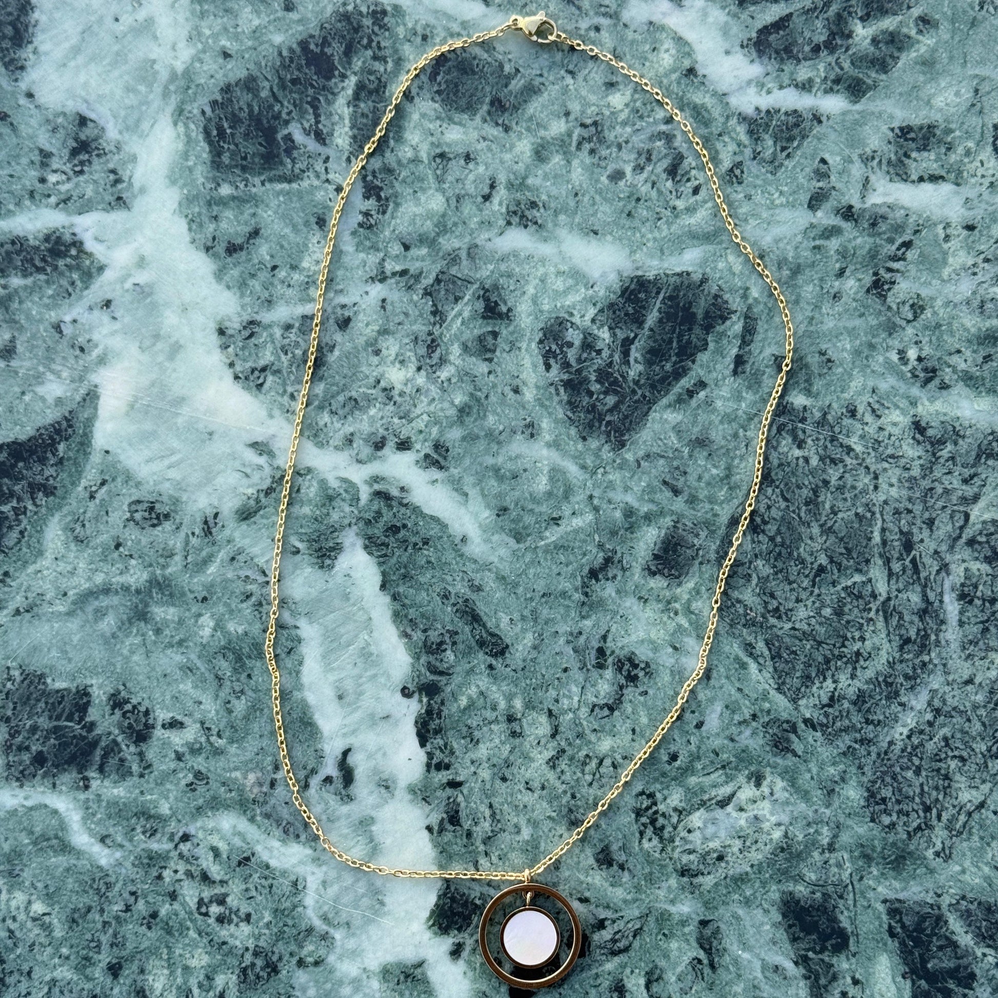 "Aurevia" – Goldfarbene Halskette mit Perlmutt-Anhänger im Mond-Design