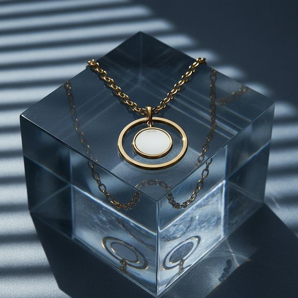 "Aurevia" – Goldfarbene Halskette mit Perlmutt-Anhänger im Mond-Design
