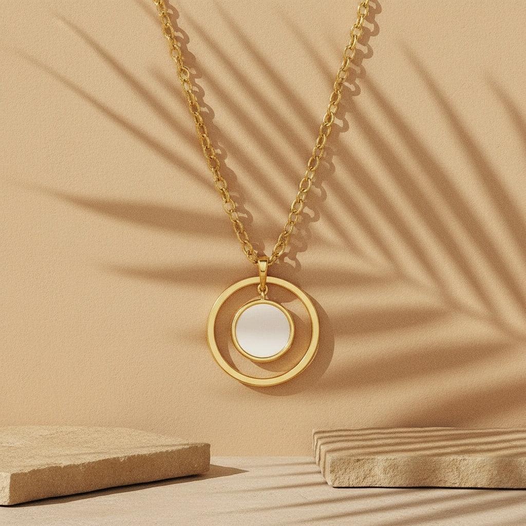 "Aurevia" – Goldfarbene Halskette mit Perlmutt-Anhänger im Mond-Design