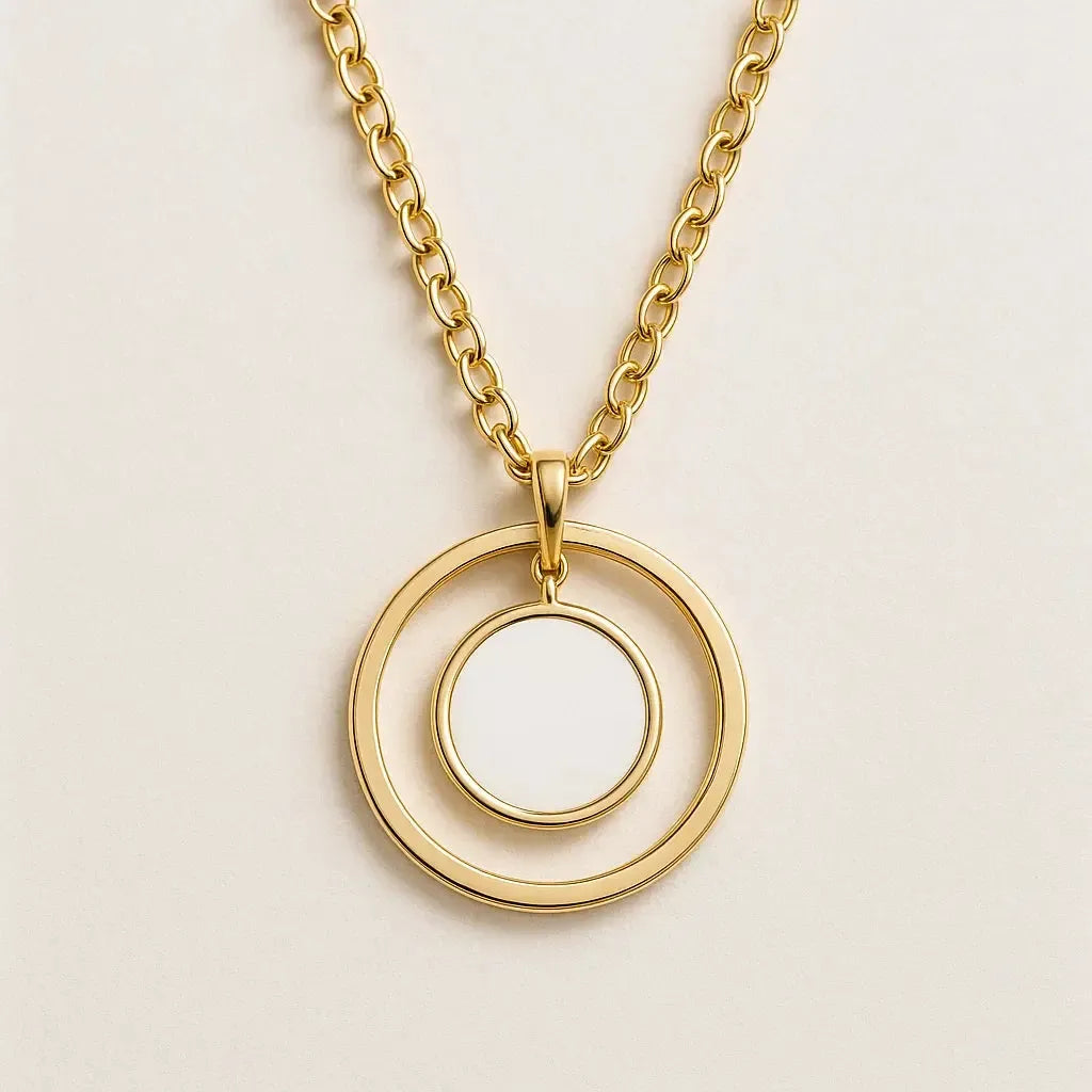 "Aurevia" – Goldfarbene Halskette mit Perlmutt-Anhänger im Mond-Design-Goldharmonie
