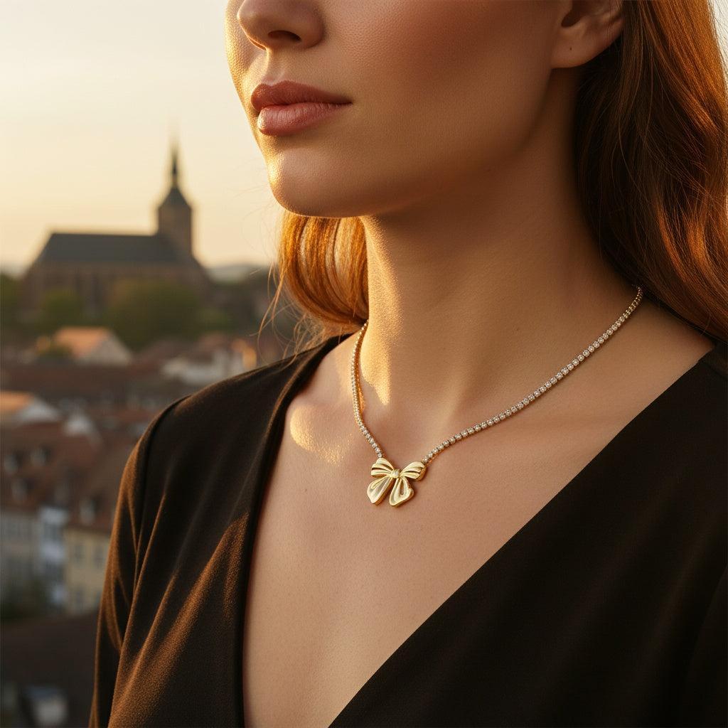 "Aurialayaeva" Bowtie In Diamond Chain Edelstahl Halskette