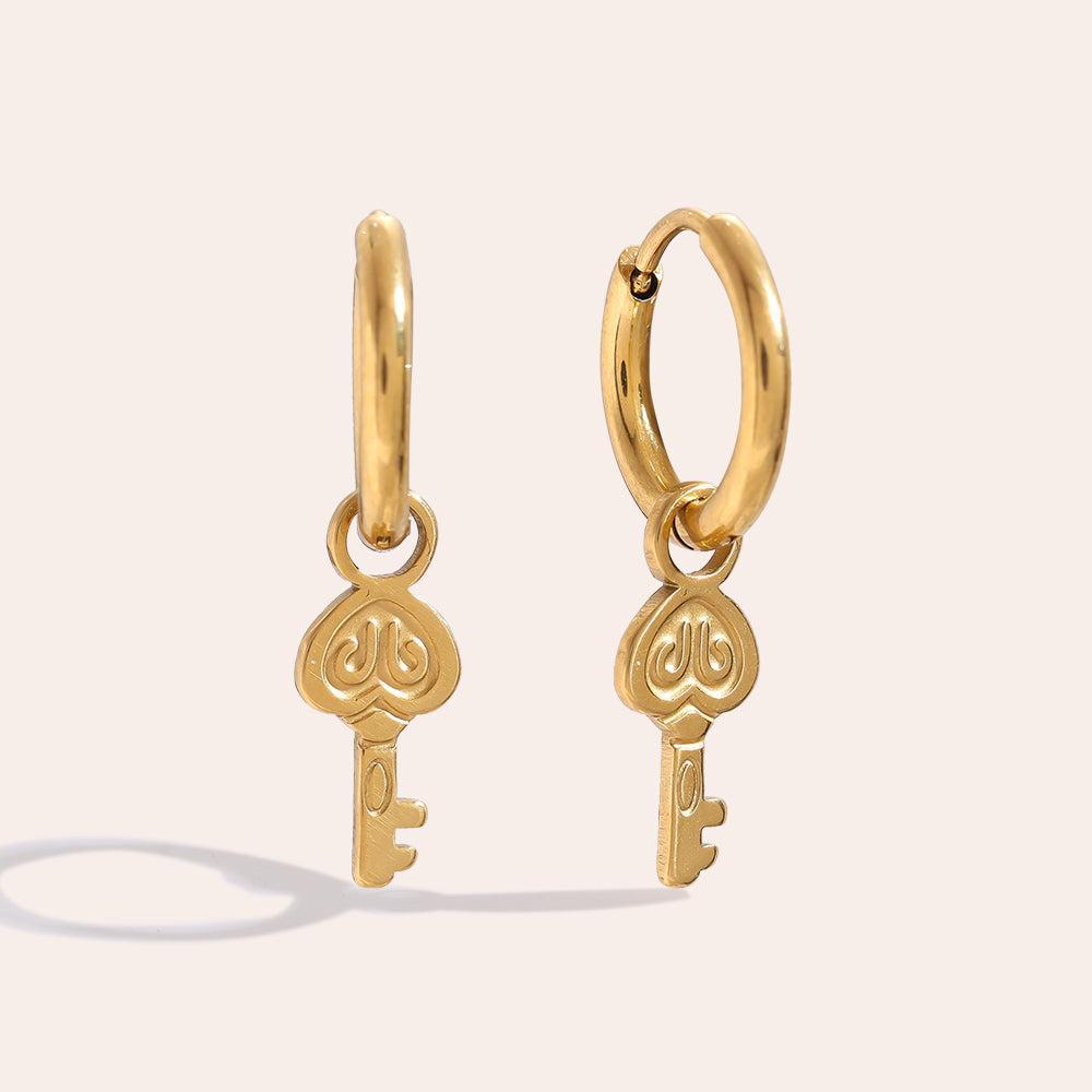 „Avalaraa“ Cute Key Ohrringe-Goldharmonie