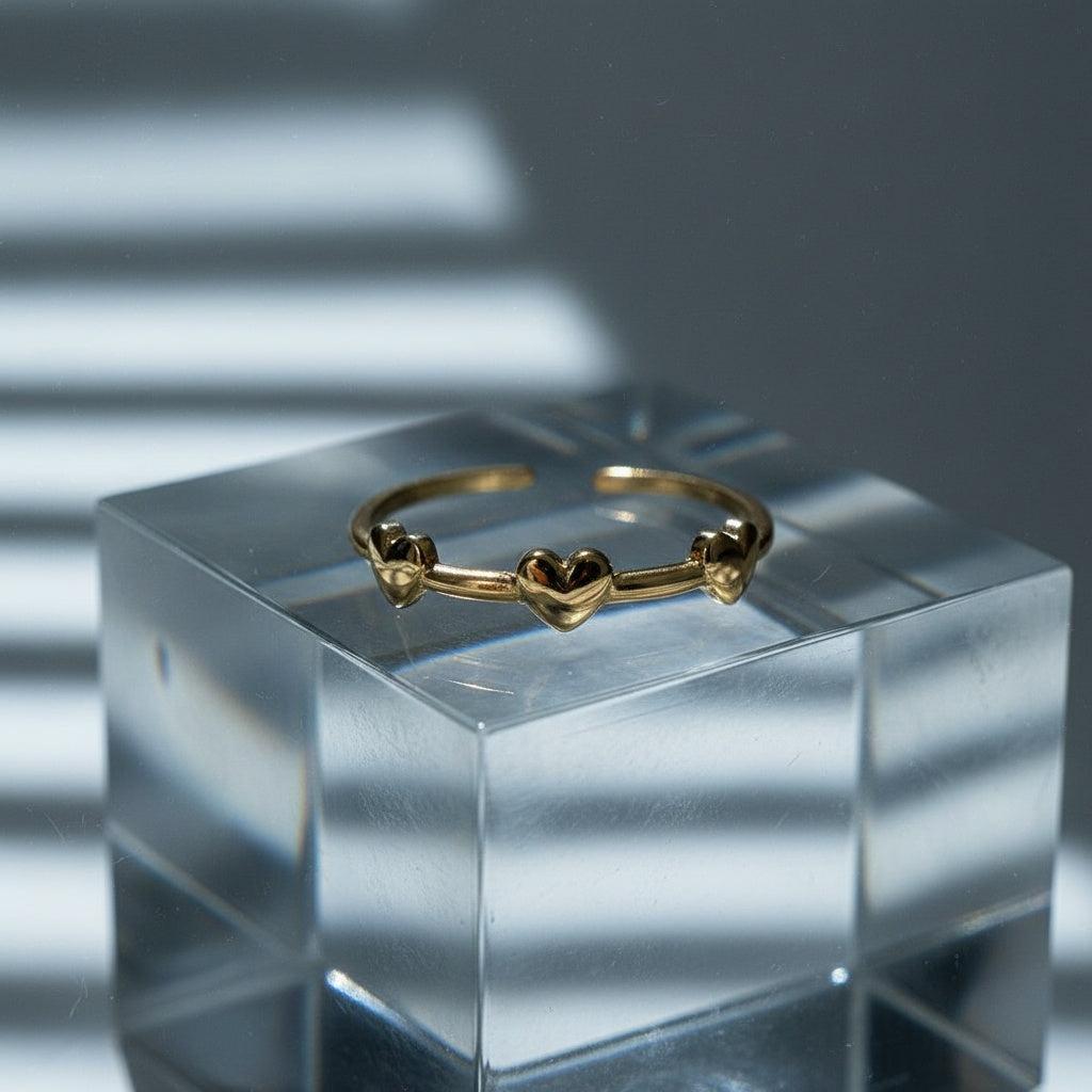 Avellin - Three Tiny Heart Ring