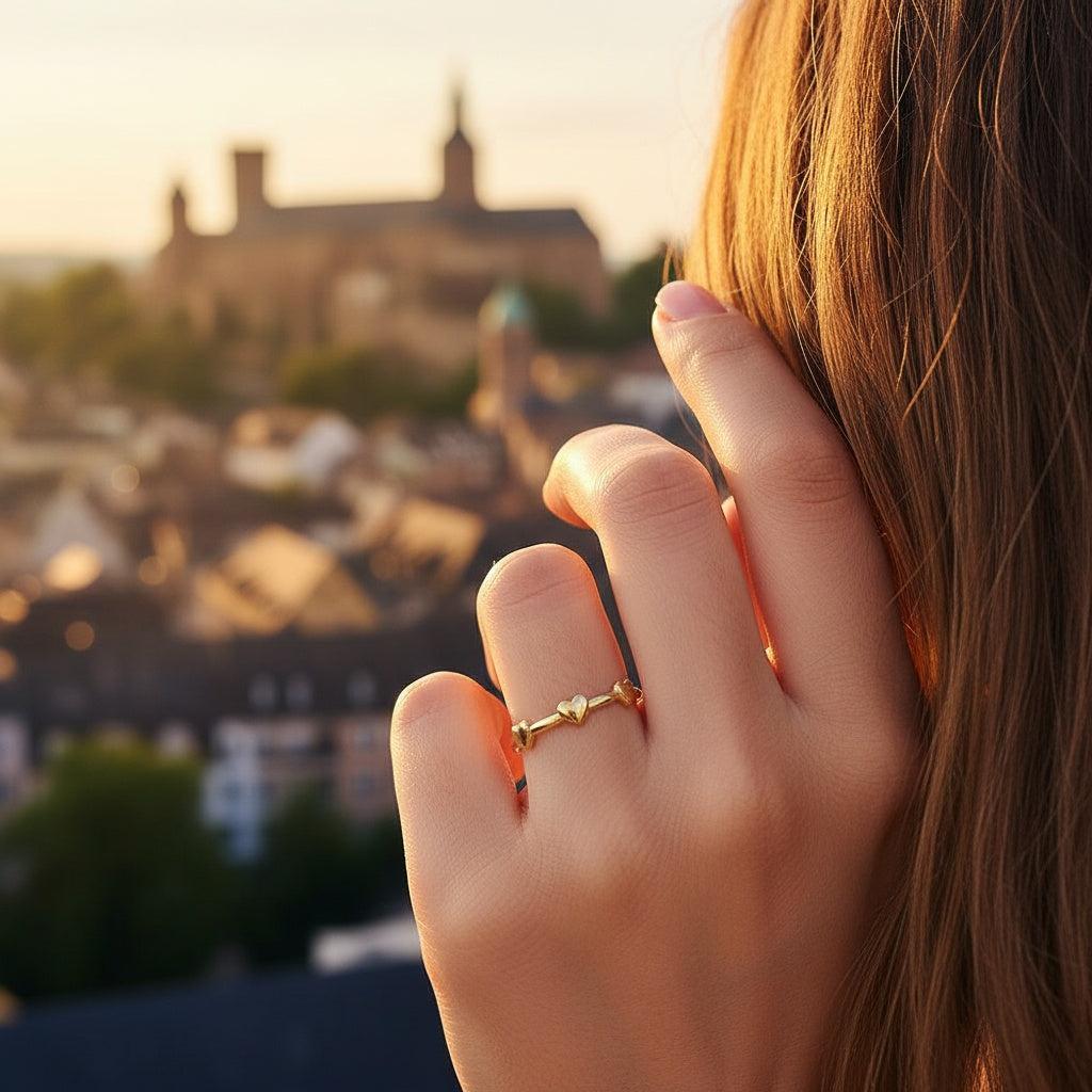 Avellin - Three Tiny Heart Ring