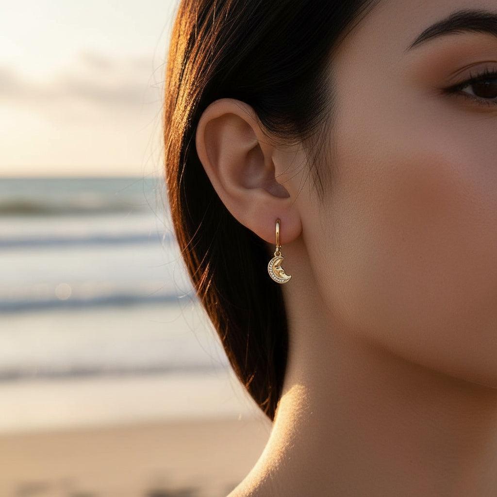 „Avelriva“ Diamond Moon Face Vergoldete Ohrringe