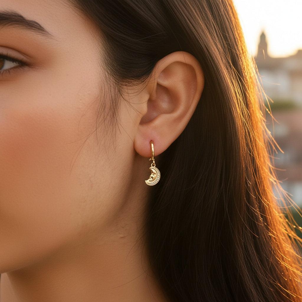 „Avelriva“ Diamond Moon Face Vergoldete Ohrringe