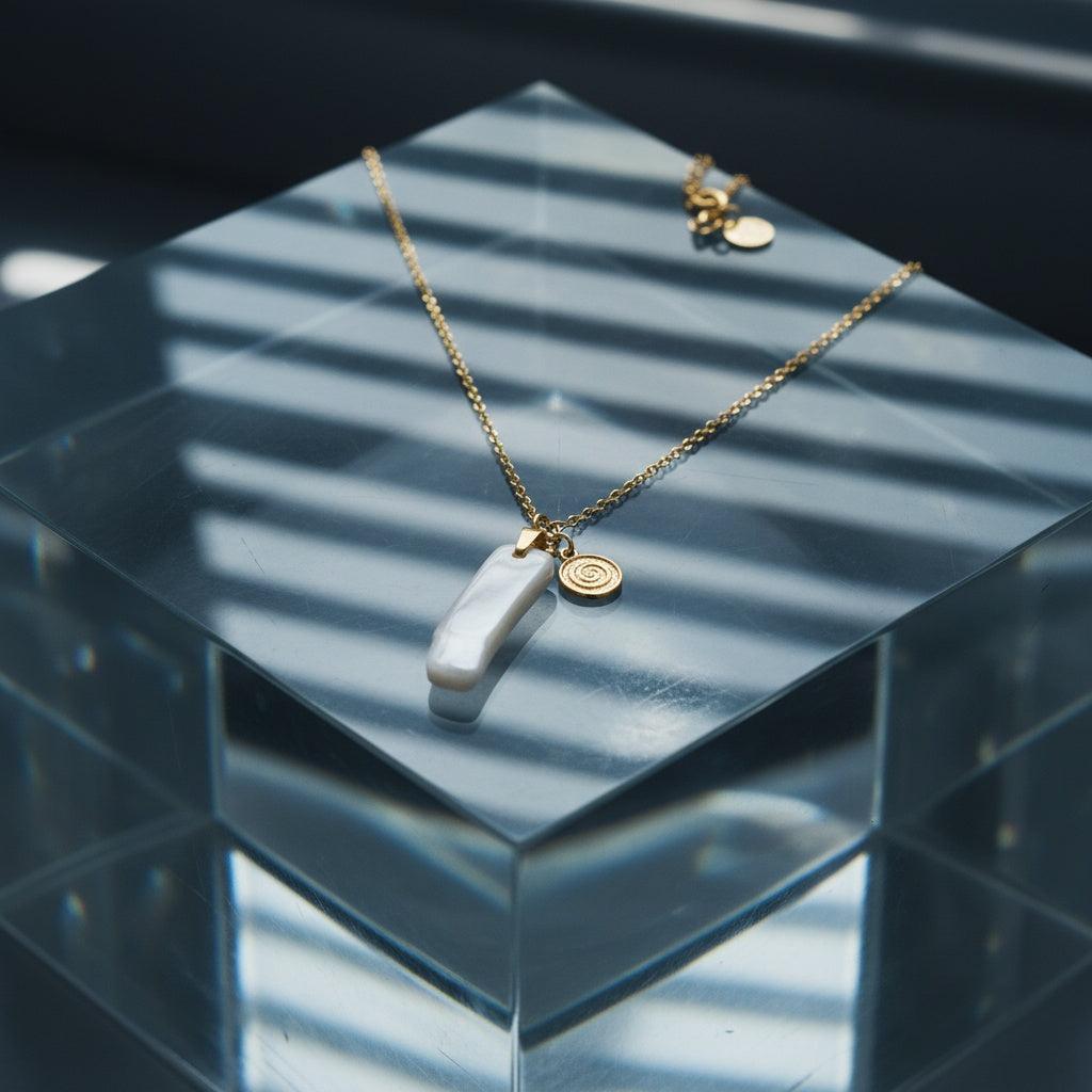 "Avinarara" Long Pearl And Snail Edelstahl Halskette