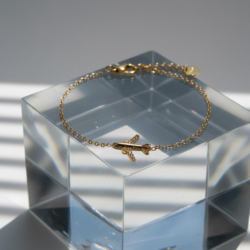 „Avyelle“ – Edelstahl-Arm­kette mit Zirkonia-Flugzeuganhänger, 17 cm + 3 cm