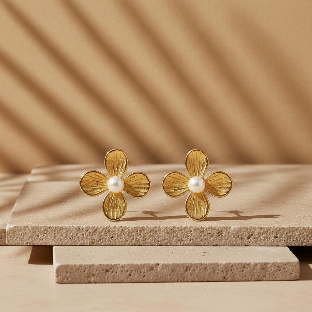 "Calmira" – Goldfarbene Ohrstecker in Blütenform mit Perlenakzent