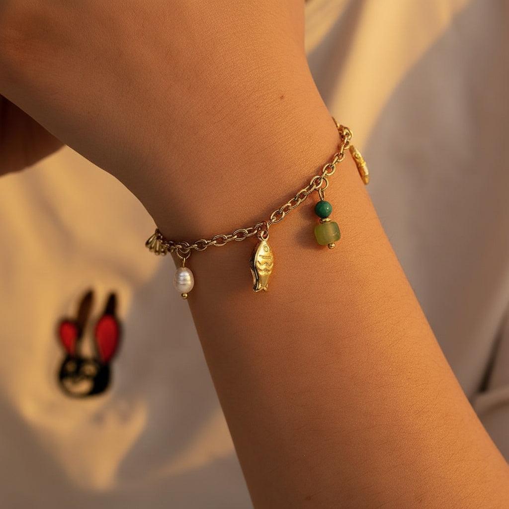 „Calypsi“ – Edelstahl-Arm­kette mit Süßwasserperlen & Meeres-Charms, 16 cm + 3 cm