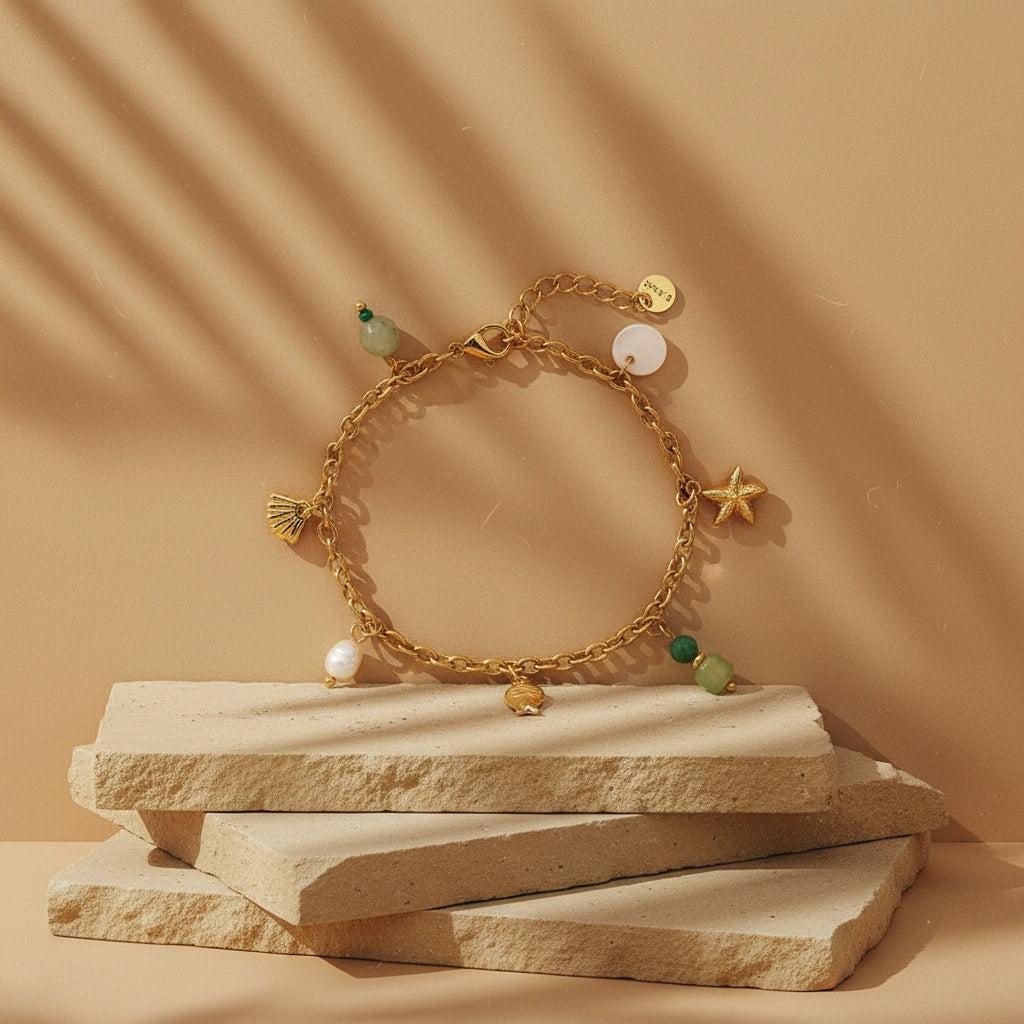 „Calypsi“ – Edelstahl-Arm­kette mit Süßwasserperlen & Meeres-Charms, 16 cm + 3 cm