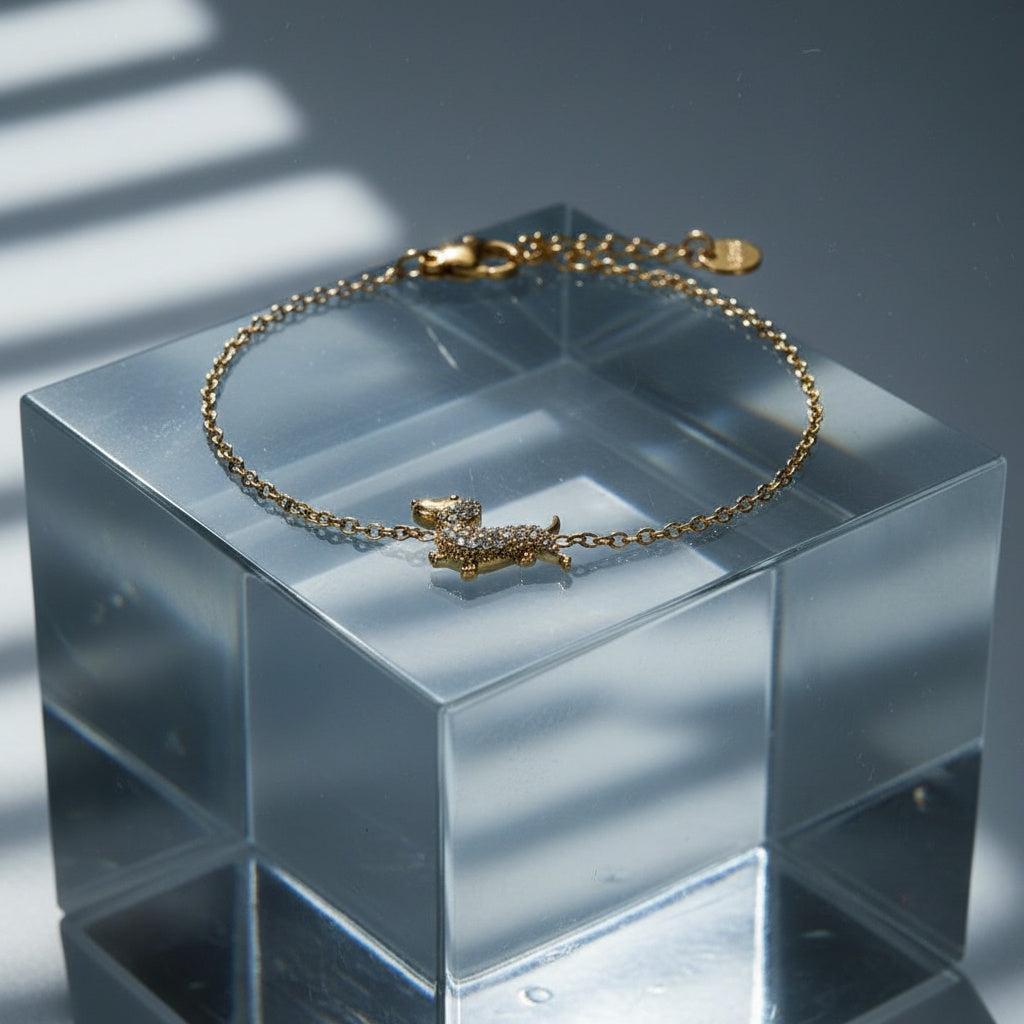 „Canella“ – Edelstahl-Arm­kette mit Zirkonia-Hundecharm, 17 cm + 3 cm