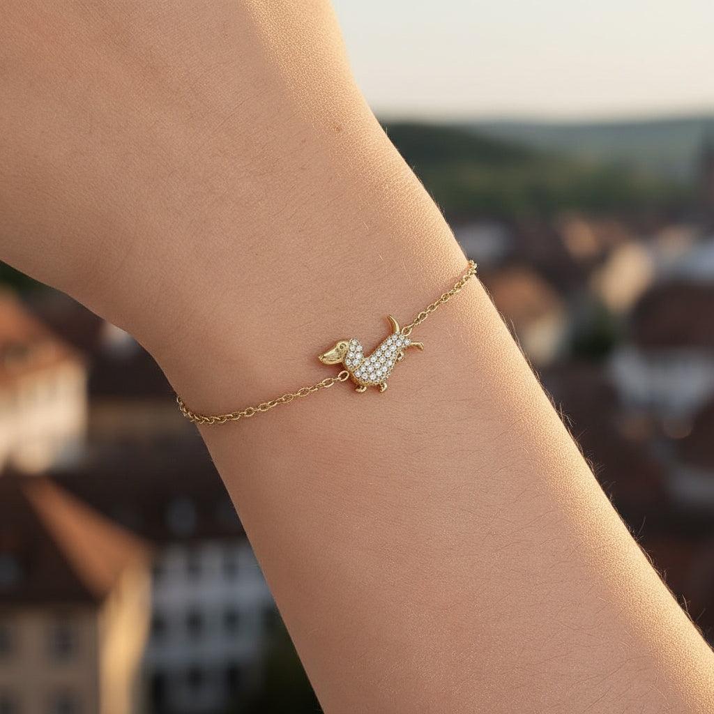 „Canella“ – Edelstahl-Arm­kette mit Zirkonia-Hundecharm, 17 cm + 3 cm