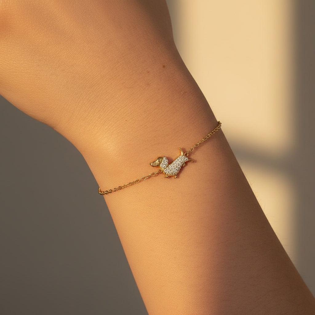 „Canella“ – Edelstahl-Arm­kette mit Zirkonia-Hundecharm, 17 cm + 3 cm