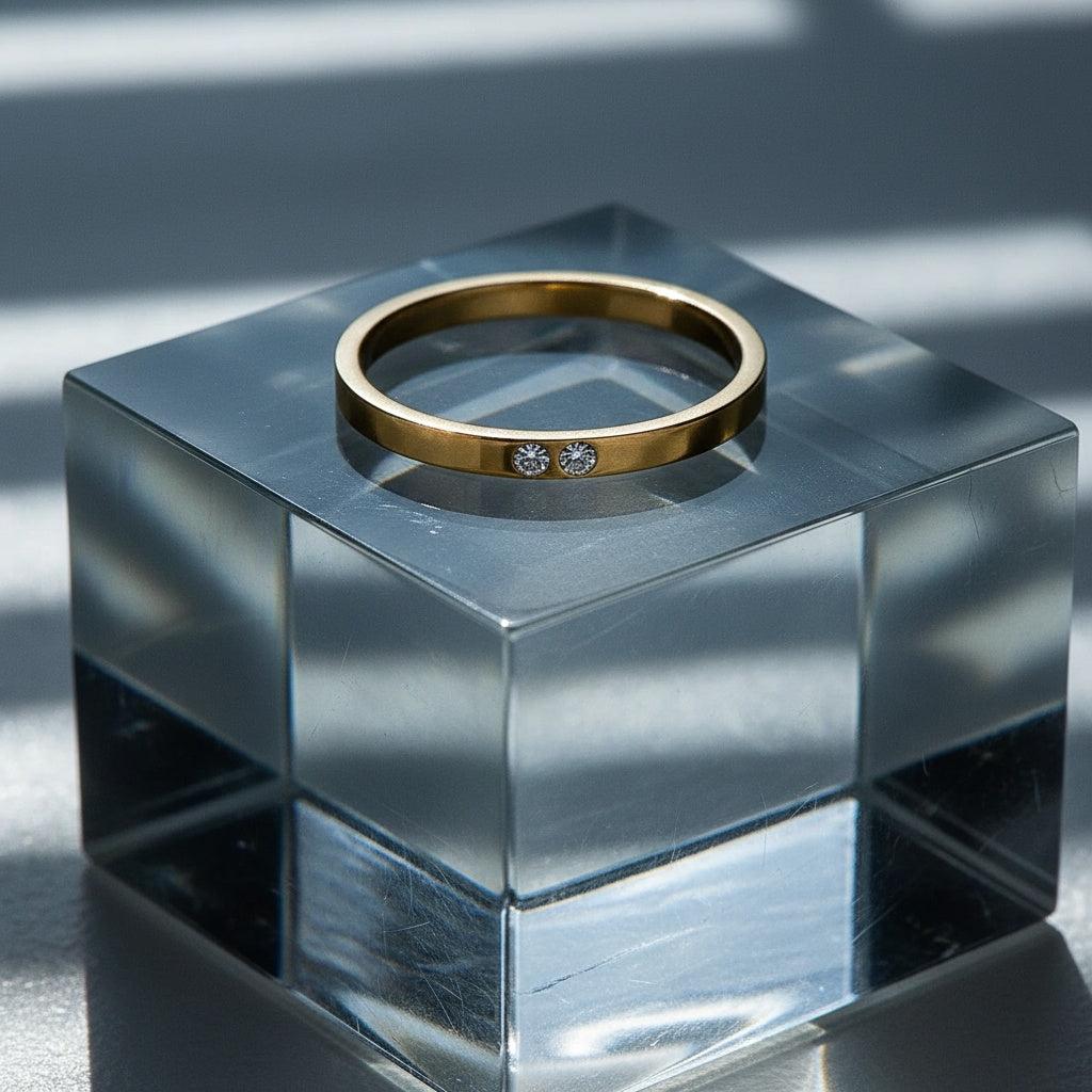 Cariva - Goldfarbener Ring mit dezenten Similisteinen