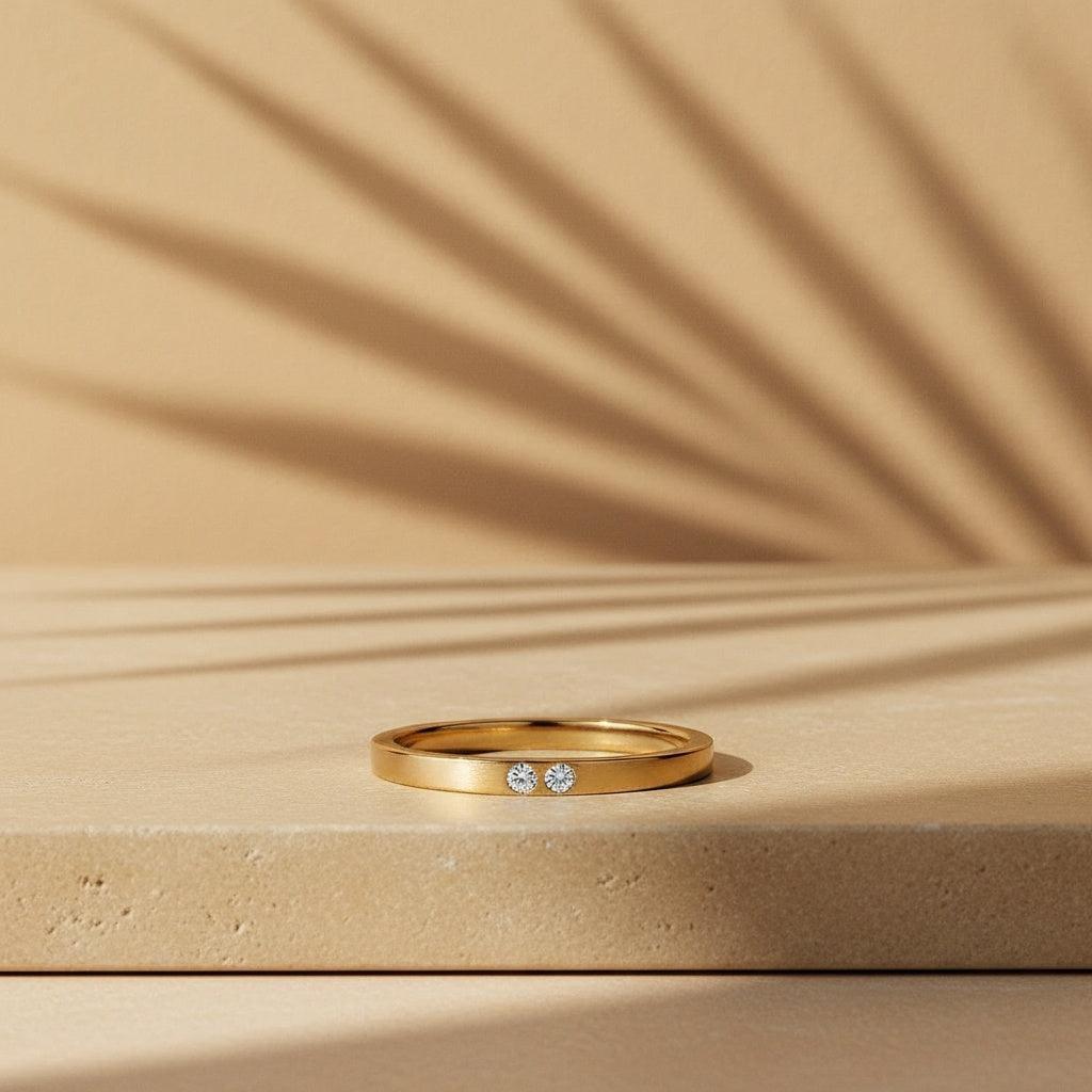 Cariva - Goldfarbener Ring mit dezenten Similisteinen