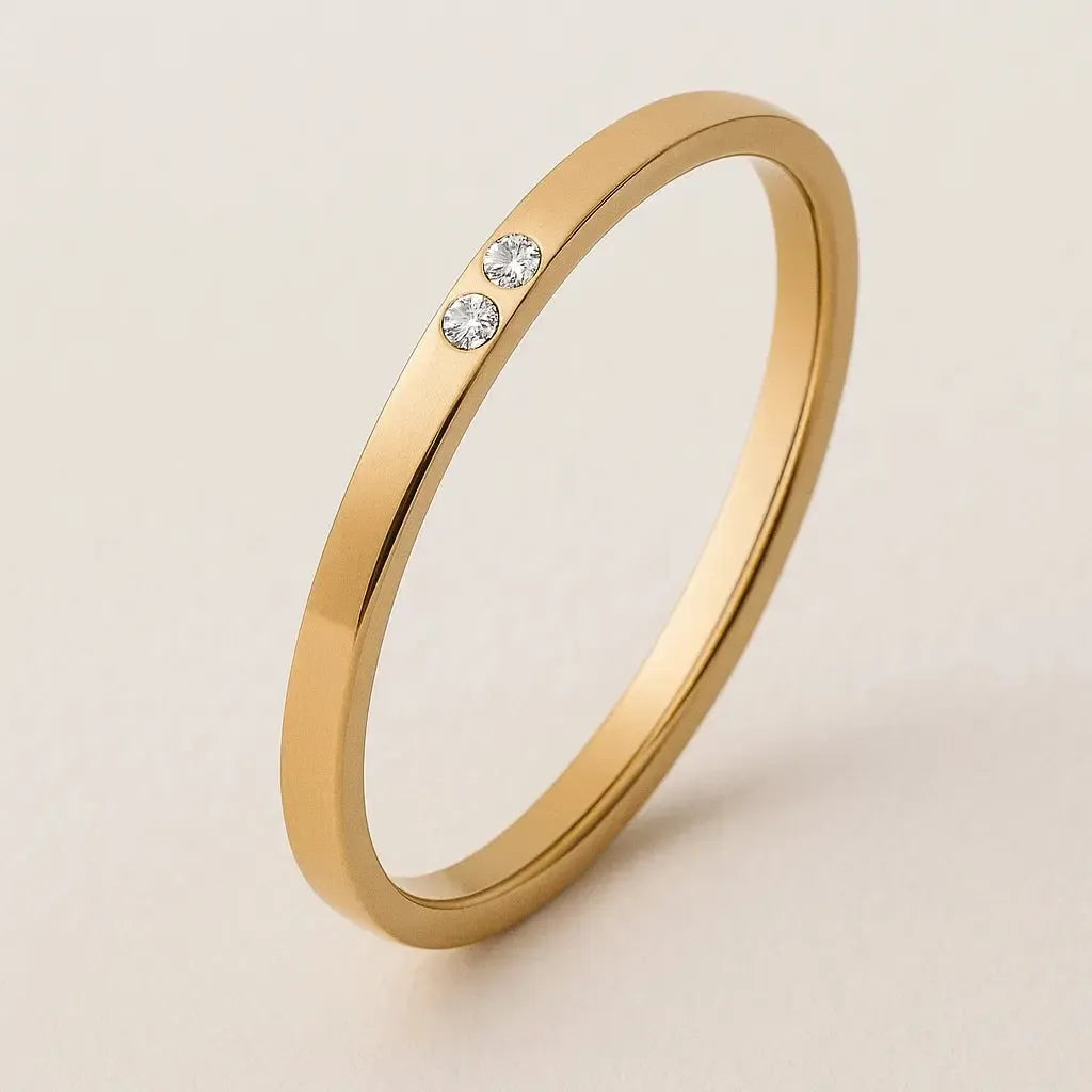 "Cariva" – Goldfarbener Ring mit dezenten Similisteinen