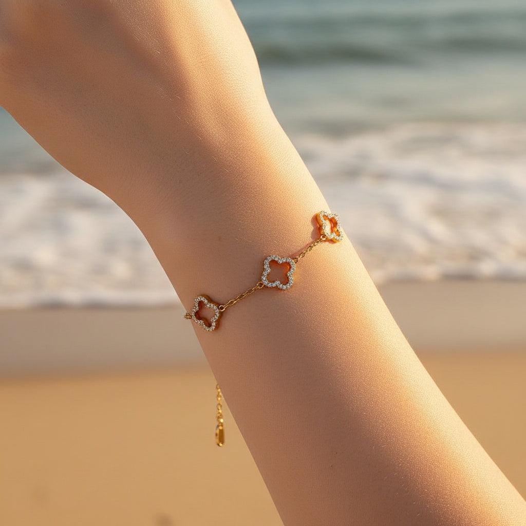 „Clovena“ – Edelstahl-Arm­kette mit Zirkonia & filigranem Kleeblatt-Charm, 17 cm + 3 cm