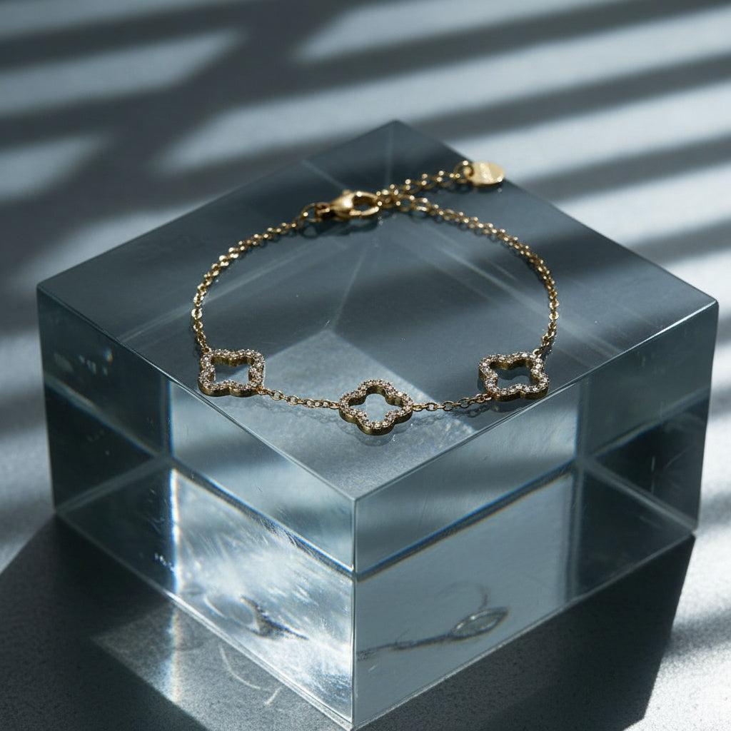 „Clovena“ – Edelstahl-Arm­kette mit Zirkonia & filigranem Kleeblatt-Charm, 17 cm + 3 cm