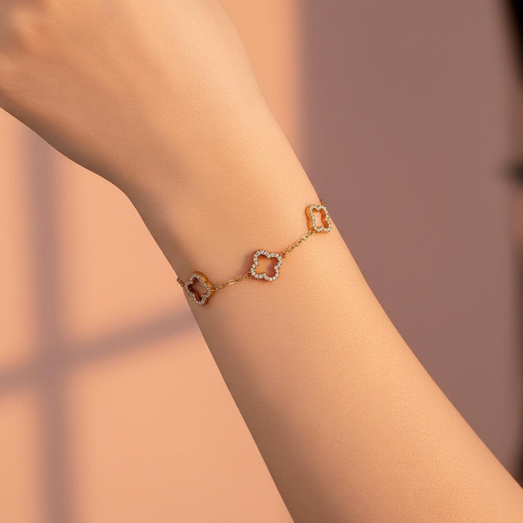 „Clovena“ – Edelstahl-Arm­kette mit Zirkonia & filigranem Kleeblatt-Charm, 17 cm + 3 cm