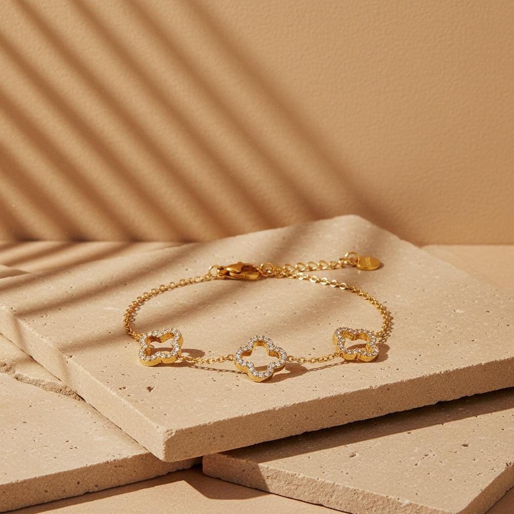 „Clovena“ – Edelstahl-Arm­kette mit Zirkonia & filigranem Kleeblatt-Charm, 17 cm + 3 cm