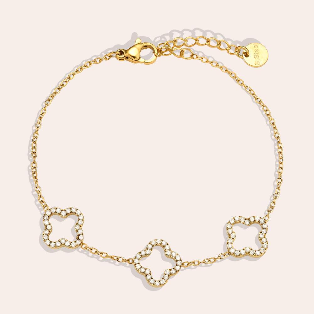„Clovena“ – Edelstahl-Arm­kette mit Zirkonia & filigranem Kleeblatt-Charm, 17 cm + 3 cm-Goldharmonie