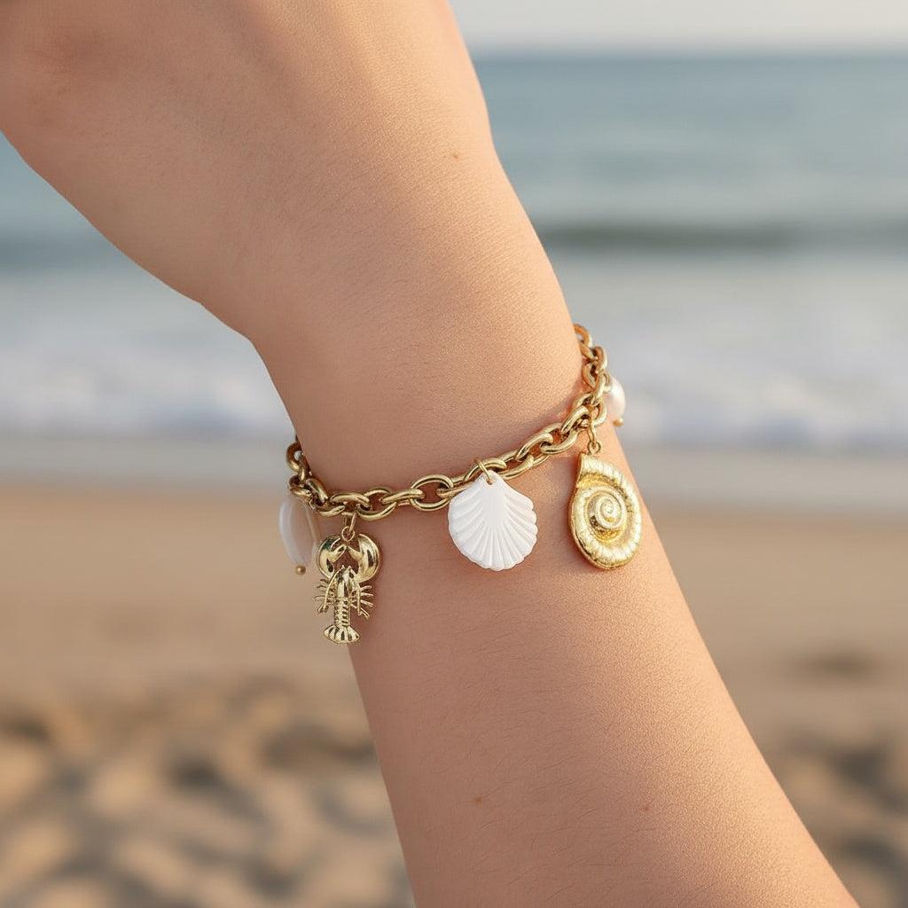 „Coralia“ – Edelstahl-Arm­kette mit Muschel- & Süßwasser­perlen-Charms, 19 cm