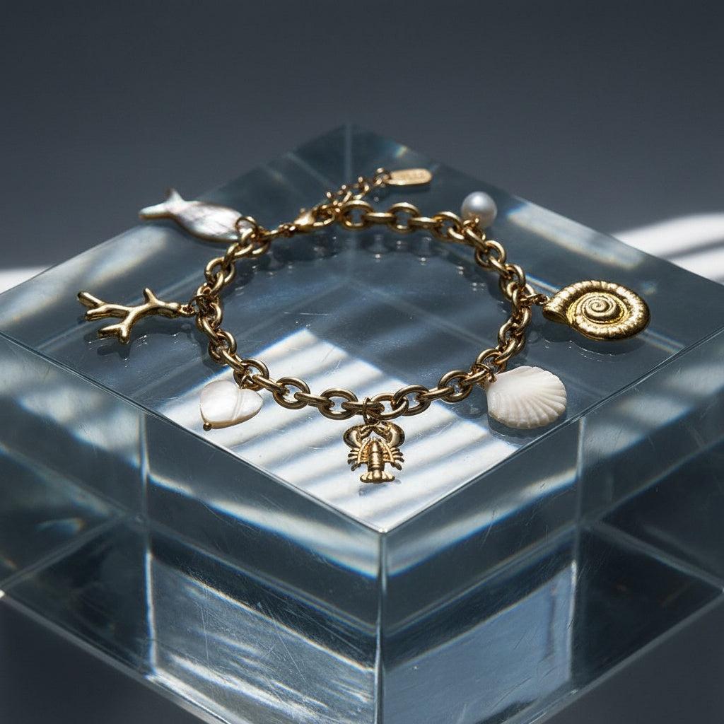„Coralia“ – Edelstahl-Arm­kette mit Muschel- & Süßwasser­perlen-Charms, 19 cm