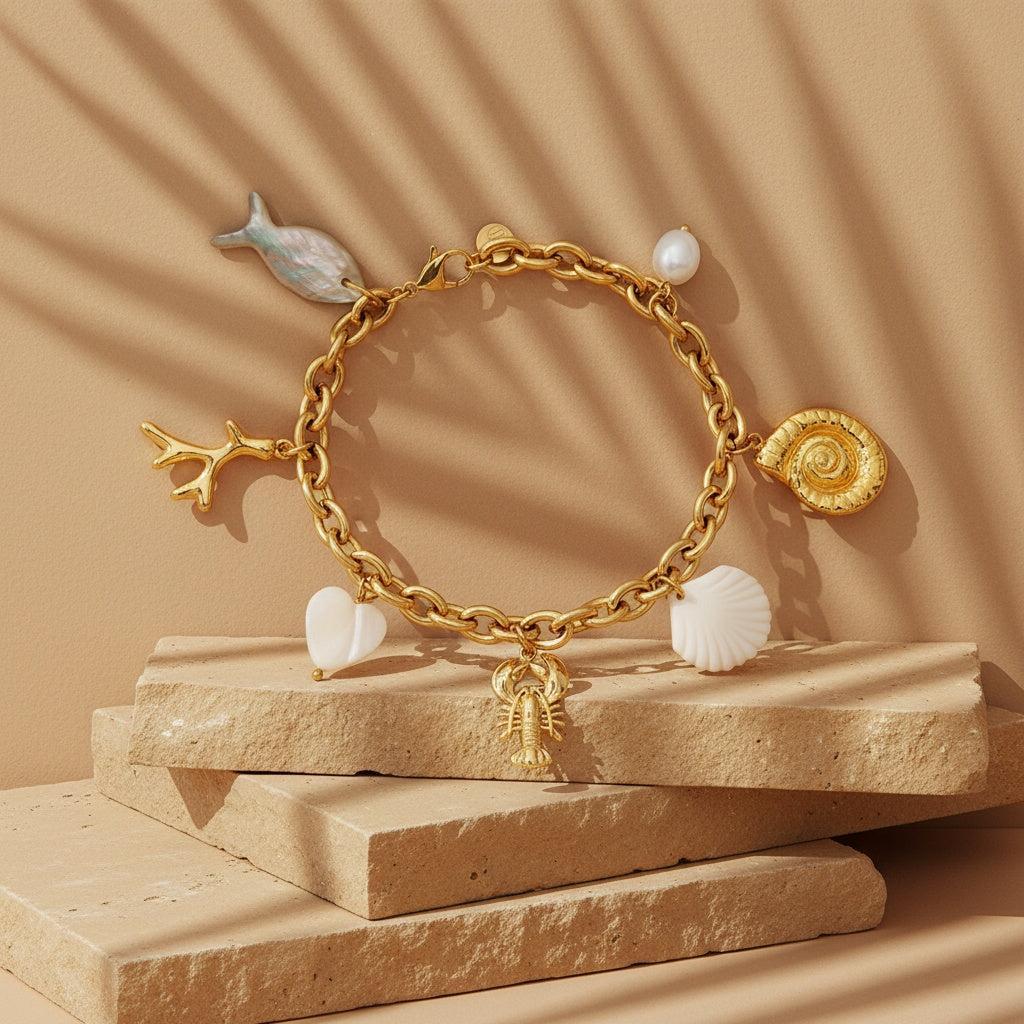 „Coralia“ – Edelstahl-Arm­kette mit Muschel- & Süßwasser­perlen-Charms, 19 cm