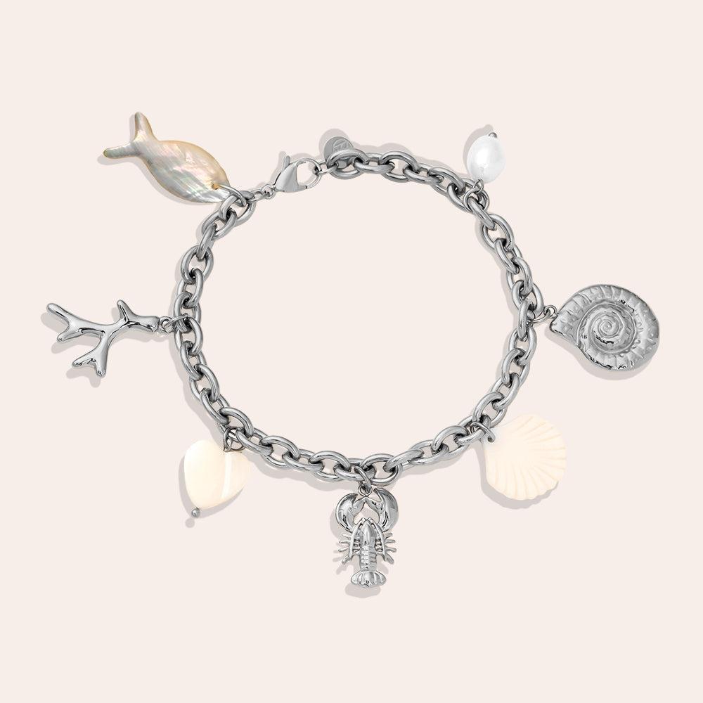 „Coralia“ – Edelstahl-Arm­kette mit Muschel- & Süßwasser­perlen-Charms, 19 cm
