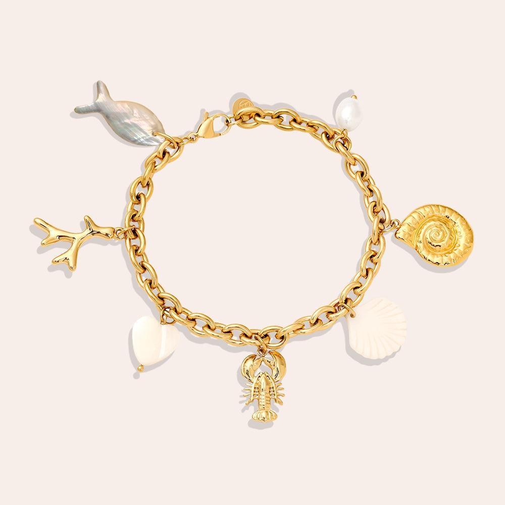 „Coralia“ – Edelstahl-Arm­kette mit Muschel- & Süßwasser­perlen-Charms, 19 cm-Goldharmonie