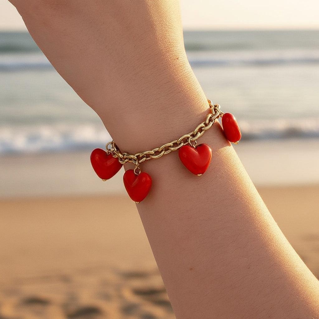 „Coralyn“ – Edelstahl-Arm­kette mit roten Herz-Charms, 19 cm