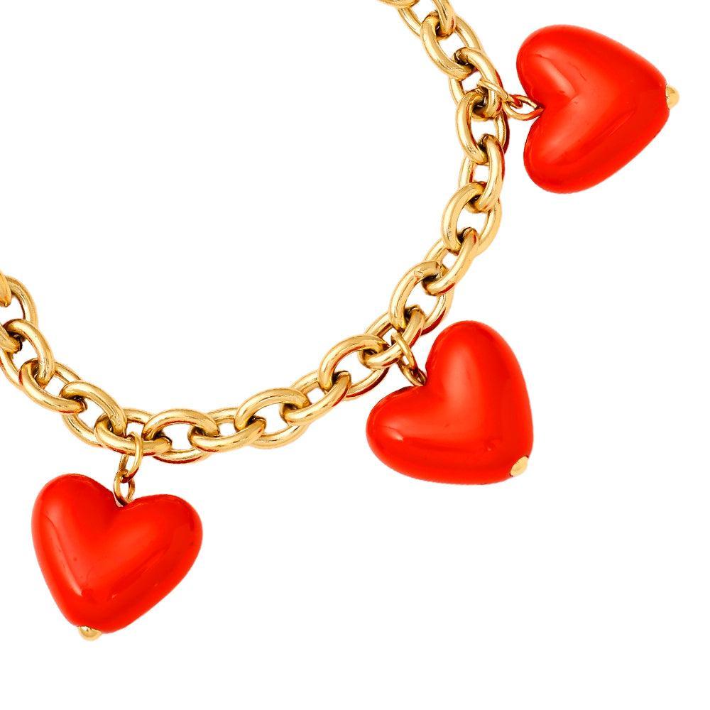 „Coralyn“ – Edelstahl-Arm­kette mit roten Herz-Charms, 19 cm